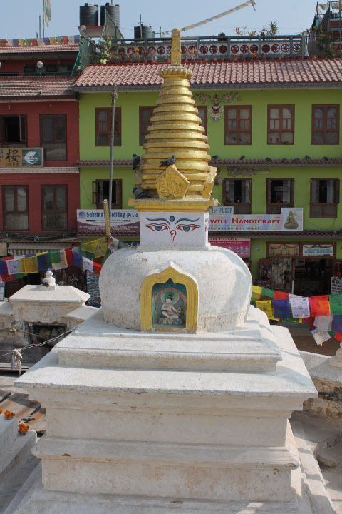 Các đôi mắt Phật không chỉ hiện diện ở các công trình kiến trúc mà còn xuất hiện trên tranh vẽ và tác phẩm điêu khắc Phật giáo. Thông qua những đôi mắt này, người Phật tử có thể cảm nhận được ánh sáng của Phật ở mọi nơi.