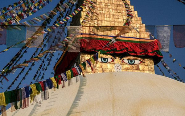 Khi ghé thăm Tây Tạng hoặc Nepal, du khách nước ngoài sẽ không khỏi tò mò trước hình vẽ một đôi mắt bí ẩn xuất hiện ở các ngôi chùa Phật giáo ở nơi đây. Đôi mắt này có ý nghĩa gì?