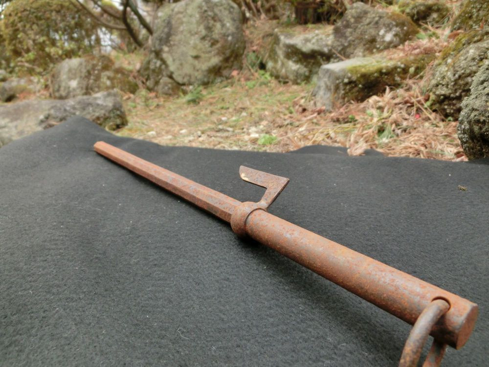 Sau này, một môn võ lấy Jitte làm trung tâm đã được phát triển, gọi là Jitte-jutsu, đặc biệt phổ biến vào thời Edo. Khi nước Nhật bắt đầu hiện đại hóa, Jitte dần bị thay thế bằng các loại công cụ hỗ trợ mới rồi biến mất khỏi lịch sử.