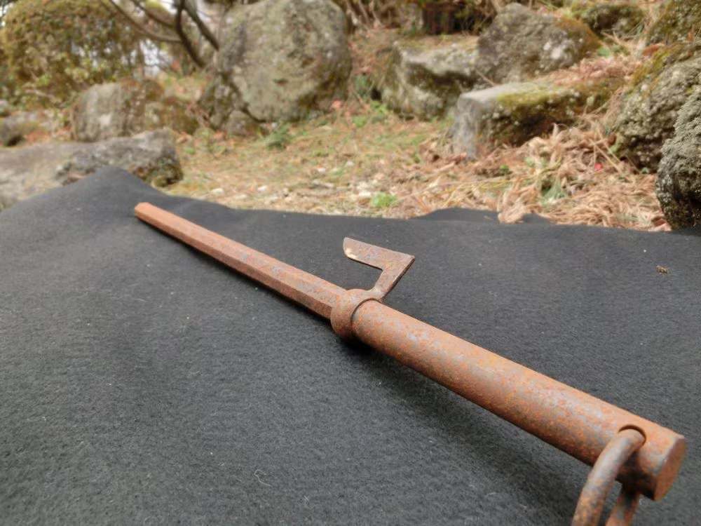 Sau này, một môn võ lấy Jitte làm trung tâm đã được phát triển, gọi là Jitte-jutsu, đặc biệt phổ biến vào thời Edo. Khi nước Nhật bắt đầu hiện đại hóa, Jitte dần bị thay thế bằng các loại công cụ hỗ trợ mới rồi biến mất khỏi lịch sử.