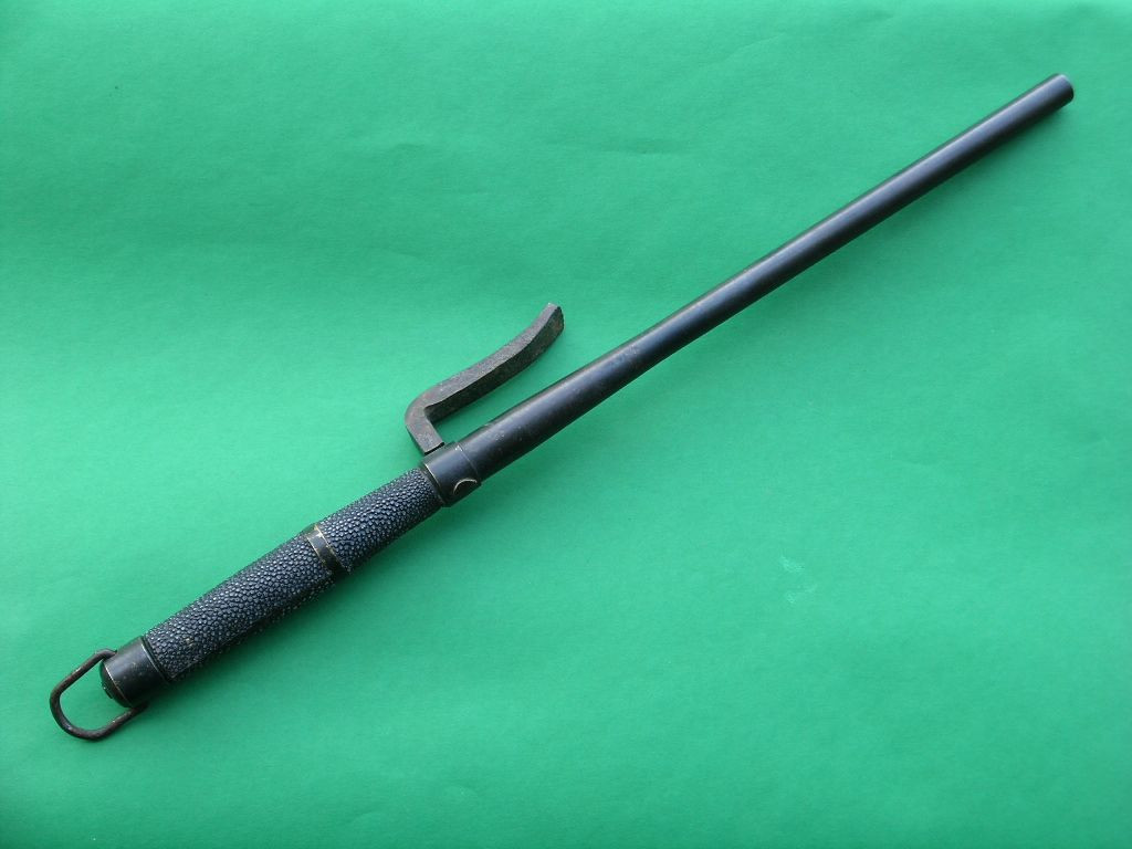 Mũi thép phụ của Jitte giúp người sử dụng chặn và gạt kiếm đối phương khi giao chiến, trong khi mũi thép chính dùng để vụt, đâm đôi khi là để bẻ khớp địch thủ. Do không có lưỡi sắc hoặc mũi nhọn, Jitte khó có thể làm chết người.