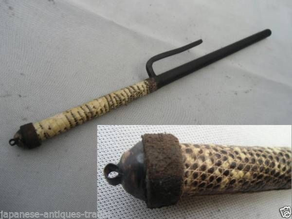 Các nhà nghiên cứu cho rằng, Jitte đã được phát triển từ một loại vũ khí tên là Kabuto-wari, thịnh hành vào thế kỷ 16-17. Kabuto-wari có hình dạng gần giống với Jitte, gồm một lưỡi đao có nhánh thép nhọn chẻ ra từ đằng cán.