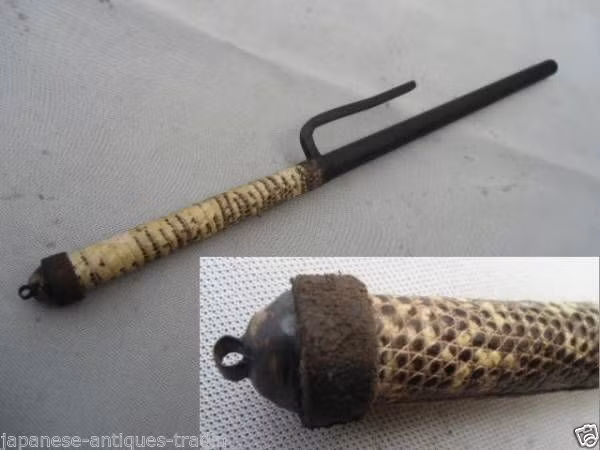 Các nhà nghiên cứu cho rằng, Jitte đã được phát triển từ một loại vũ khí tên là Kabuto-wari, thịnh hành vào thế kỷ 16-17. Kabuto-wari có hình dạng gần giống với Jitte, gồm một lưỡi đao có nhánh thép nhọn chẻ ra từ đằng cán.