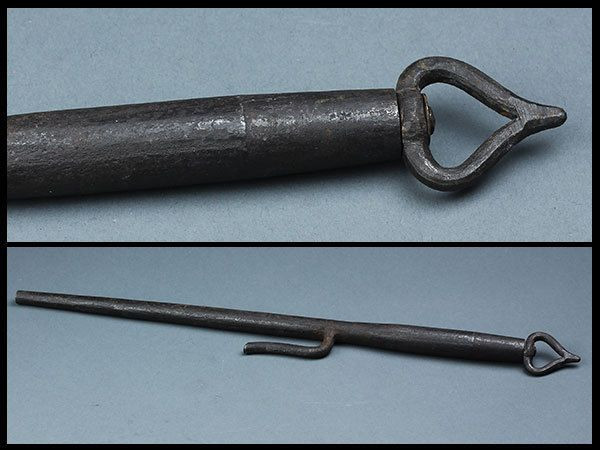 Trong một số phái Judo của Nhật Bản, Jitte được sử dụng như một cây gậy ngắn để khóa tay chân đối phương hoặc kết hợp với các đòn quăng quật.