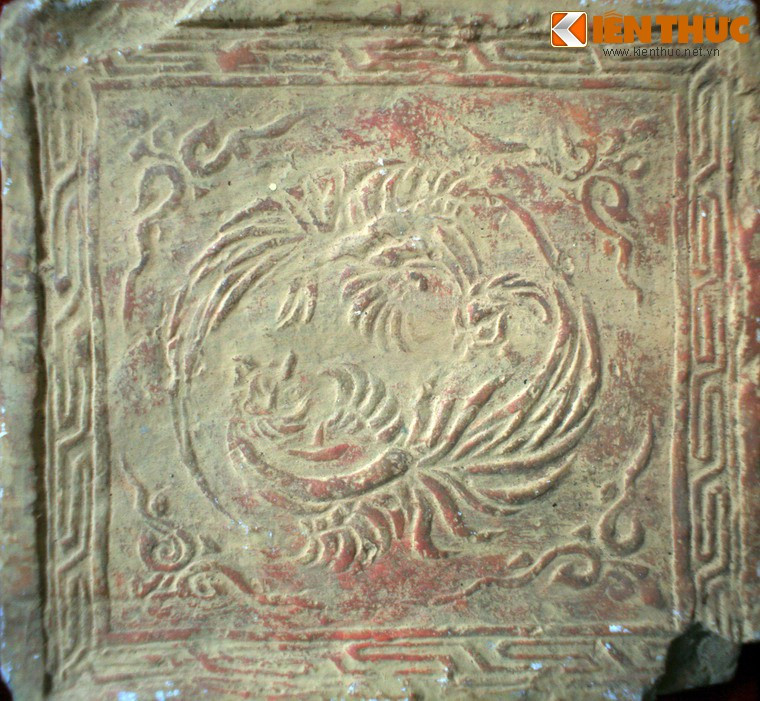 Gạch trang trí hình tượng chim phượng dùng để lát nền cung điện nhà Đinh, cố đô Hoa Lư. Trong văn hóa Việt Nam, Trung Hoa, Triều Tiên... chim phượng là một hình ảnh mang tính biểu tượng đặc biệt, là một trong Tứ linh, gồm Long, Ly, Quy, Phượng (Rồng, Lân, Rùa, Phượng).