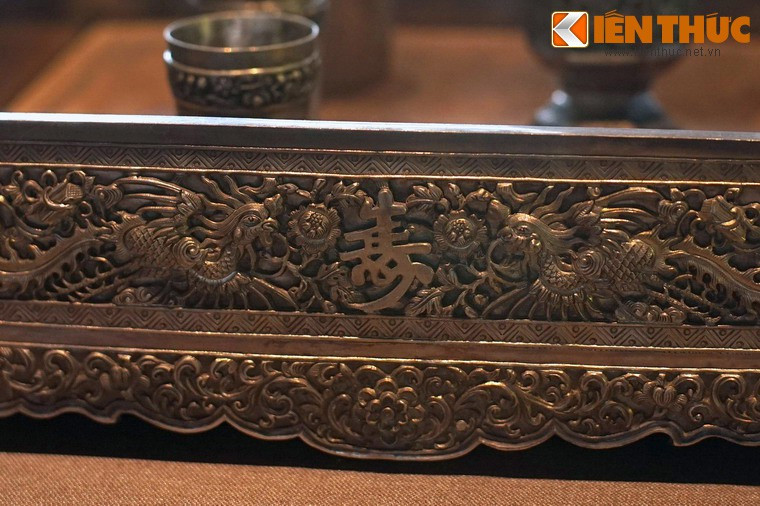 Hình tượng chim phượng chạm khắc trên khay rượu thời Nguyễn được trưng bày tại Bảo tàng Cổ vật Cung đình Huế. Ngày nay, hậu thế có thể chiêm ngưỡng hình tượng chim phượng của vô số cổ vật được tạo tác tinh xảo cũng như các họa tiết trang trí hoa mỹ trong hệ thống kiến trúc cung đình Huế...