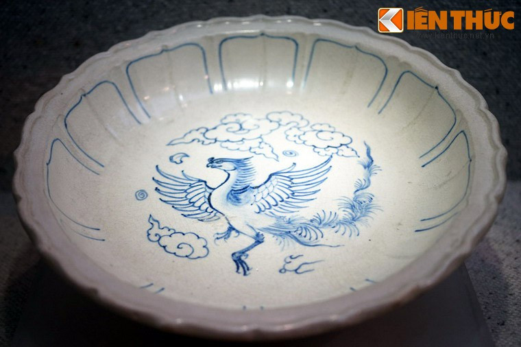 Hình phượng trang trí trên đĩa gốm hoa lam thời Lê sơ, thế kỷ 15. Tương truyền, chim phượng lộ diện vào thời thái bình, ẩn mình khi loạn lạc. Phượng hoàng xuất hiện là điềm báo thánh nhân hoặc hiền triết ra đời. Vì điều này nên nó là biểu tượng cho thái bình, thịnh trị.