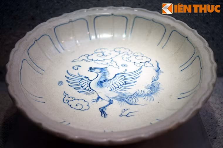Hình phượng trang trí trên đĩa gốm hoa lam thời Lê sơ, thế kỷ 15. Tương truyền, chim phượng lộ diện vào thời thái bình, ẩn mình khi loạn lạc. Phượng hoàng xuất hiện là điềm báo thánh nhân hoặc hiền triết ra đời. Vì điều này nên nó là biểu tượng cho thái bình, thịnh trị.