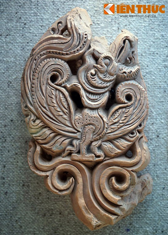 Lá đề hình phượng bằng đất nung thời Lý, thế kỷ 11 - 13, Bảo tàng Lịch sử Quốc gia Việt Nam. Theo truyền thuyết, phượng hoàng là chúa tể của 360 loài chim, mang nhiều đức tính, phẩm hạnh cao đẹp cũng như những quyền năng đặc biệt sánh ngang thánh thần.