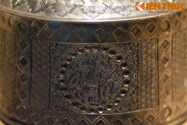 Hình chim phượng trên đài thờ bằng bạc thời Nguyễn. Ở Việt Nam, hình tượng chim phượng xuất hiện trong nhiều lĩnh vực nghệ thuật ở hầu hết các thời đại lịch sử. Linh vật này có một vai trò nổi bật trong văn hóa nghệ thuật thời Nguyễn.