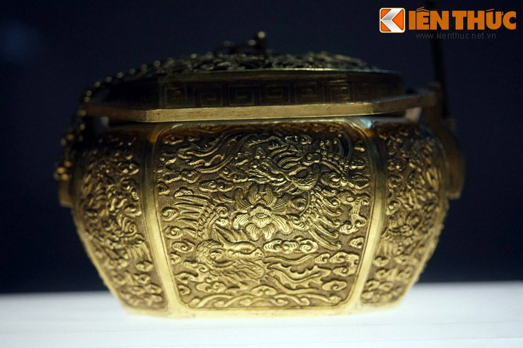 Hình chim phượng trang trí trên lồng ấp được làm bằng vàng thời Nguyễn, thế kỷ 19 - 20. Hình tượng phượng hoàng xuất hiện trong văn hóa Việt từ rất sớm. Có người cho rằng hình tượng chim Lạc trên trống đồng Đông Sơn chính là sự khắc họa có tính điển hình đầu tiên về chim phượng.