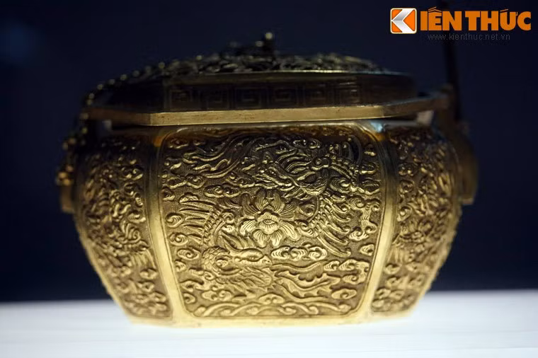 Hình chim phượng trang trí trên lồng ấp được làm bằng vàng thời Nguyễn, thế kỷ 19 - 20. Hình tượng phượng hoàng xuất hiện trong văn hóa Việt từ rất sớm. Có người cho rằng hình tượng chim Lạc trên trống đồng Đông Sơn chính là sự khắc họa có tính điển hình đầu tiên về chim phượng.