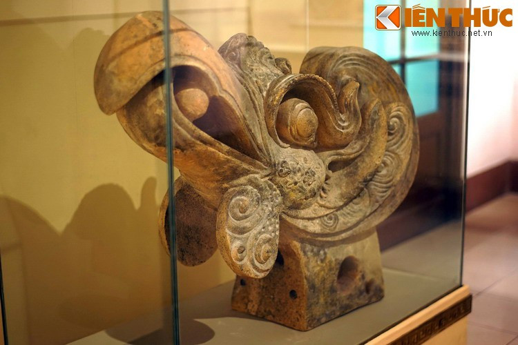 Đầu phượng hoàng triều Trần - Hồ (thế kỷ 14-15). Thư tịch cổ viết rằng, loài chim huyền thoại này có 5 màu sắc tượng trưng cho năm đức tính: ngay thẳng, lương thiện, công bằng, chung thủy và lòng quảng đại.