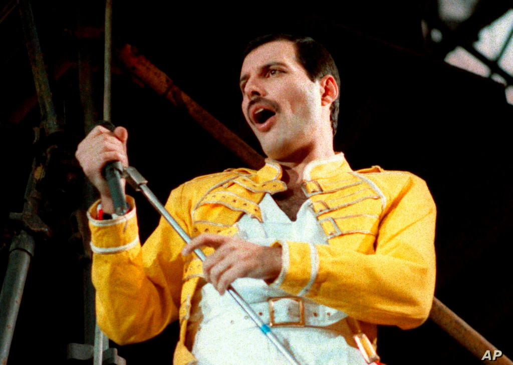 Freddie Mercury qua đời ở tuổi 45 do bệnh AIDS. Năm 2018, đạo diễn Bryan Singer sản xuất bộ phim Bohemian Rhapsody kể về cuộc đời ông hoàng nhạc rock. Hiệu ứng từ phim giúp cái tên Freddie Mercury hot trở lại, đồng nghĩa doanh thu bản quyền phát nhạc của trưởng nhóm nhạc Queen cũng tăng vọt và mang về cho ông 9 triệu USD. Ảnh:Voice of America.
