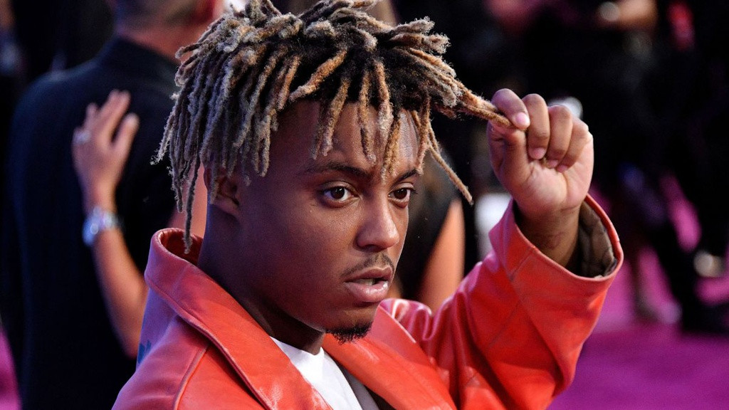 Rapper Juice WRLD, tên thật Jarad Higgins, được báo cáo có lượng stream nhạc tăng đột biến kể từ lúc qua đời vào tháng 12/2019, chỉ 9 tháng sau khi anh phát hành album thứ hai, Death Race for Love. Forbesthống kê WRLD được trả 15 triệu USD tiền bản quyền năm qua. Ảnh:BBC.