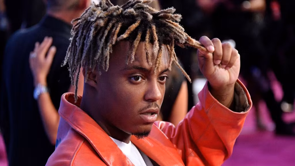 Rapper Juice WRLD, tên thật Jarad Higgins, được báo cáo có lượng stream nhạc tăng đột biến kể từ lúc qua đời vào tháng 12/2019, chỉ 9 tháng sau khi anh phát hành album thứ hai, Death Race for Love. Forbesthống kê WRLD được trả 15 triệu USD tiền bản quyền năm qua. Ảnh:BBC.