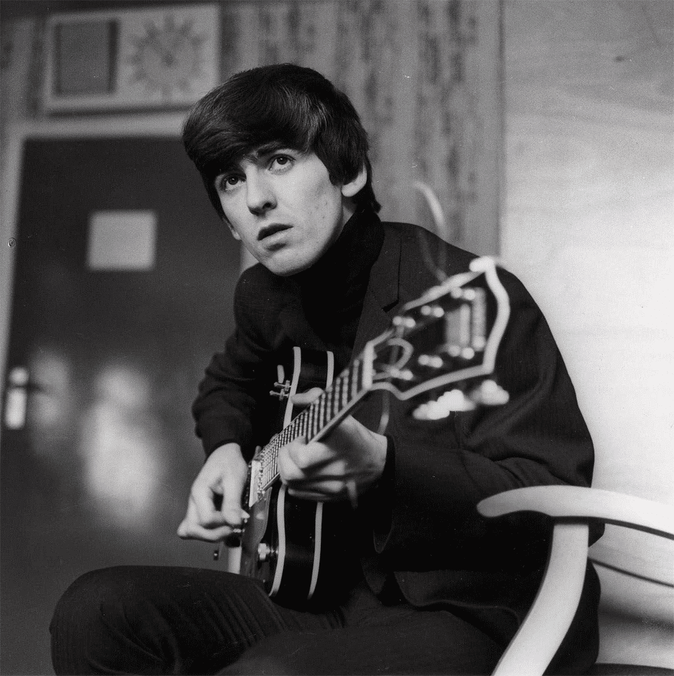 8,5 triệu USDlà thu nhập của "The Quiet Beatle" (tên thật George Harrison) trong năm 2020. Ông là ca nhạc sĩ, nhà sản xuất âm nhạc người Anh đảm nhận vị trí chơi guitar trong nhóm The Beatles. Năm 2001, ông qua đời vì ung thư. Ảnh: America Songwritter.