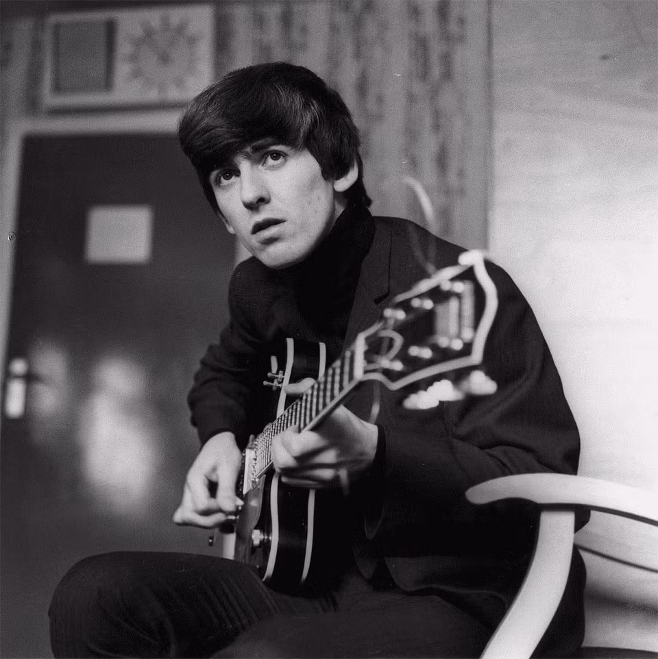 8,5 triệu USDlà thu nhập của "The Quiet Beatle" (tên thật George Harrison) trong năm 2020. Ông là ca nhạc sĩ, nhà sản xuất âm nhạc người Anh đảm nhận vị trí chơi guitar trong nhóm The Beatles. Năm 2001, ông qua đời vì ung thư. Ảnh: America Songwritter.