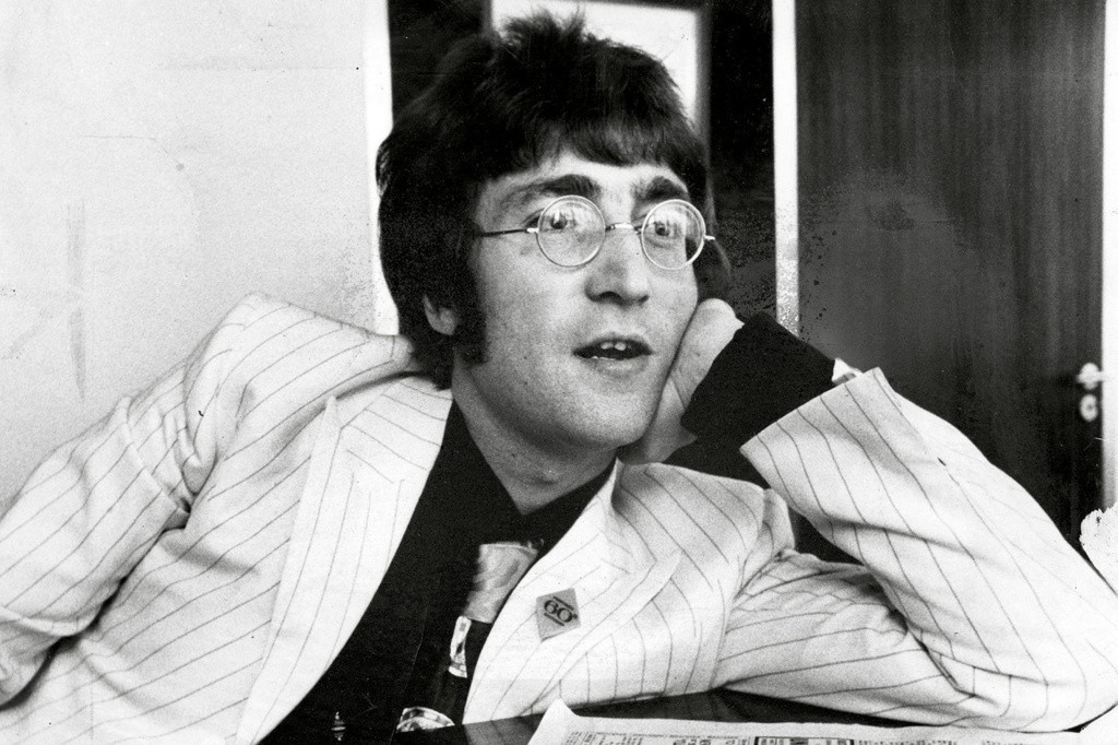 40 năm sau khi thành viên John Lennon bị sát hại, âm nhạc của nhóm The Beatles vẫn sinh lời hàng triệu USD từ ca khúc Penny Lane. Chưa hết, các sản phẩm mà Lennon từng sáng tác cho The Fab Four cũng giúp cố nghệ sĩ có tiền khi giai điệu được sử dụng trên TV hoặc trong phim. Lennon xếp vị trí thứ 9 với13 triệu USD. Ảnh:People.