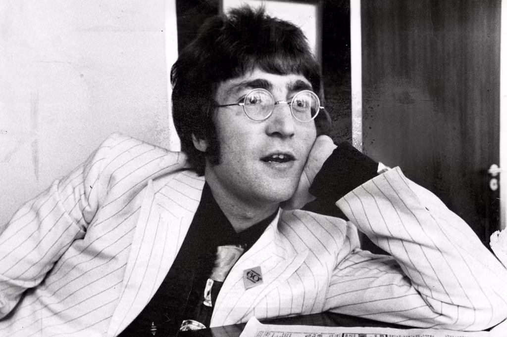 40 năm sau khi thành viên John Lennon bị sát hại, âm nhạc của nhóm The Beatles vẫn sinh lời hàng triệu USD từ ca khúc Penny Lane. Chưa hết, các sản phẩm mà Lennon từng sáng tác cho The Fab Four cũng giúp cố nghệ sĩ có tiền khi giai điệu được sử dụng trên TV hoặc trong phim. Lennon xếp vị trí thứ 9 với13 triệu USD. Ảnh:People.