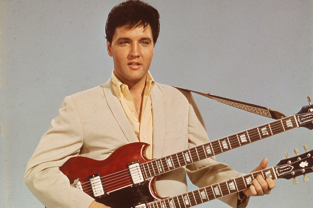 Huyền thoại nhạc rock 'n' roll Elvis Presley đứng vị trí thứ 5 với23 triệu USD. Năm nay, dù bảo tàng Graceland của gia đình cố nghệ sĩ phải đóng cửa 2 tháng do dịch bệnh nhưng vẫn mang về cho ông10 triệu USDtiền bán vé. Giọng ca Can't Help Falling In Lovequa đời ở tuổi 42 sau cơn đau tim. Ảnh: NY Daily News.