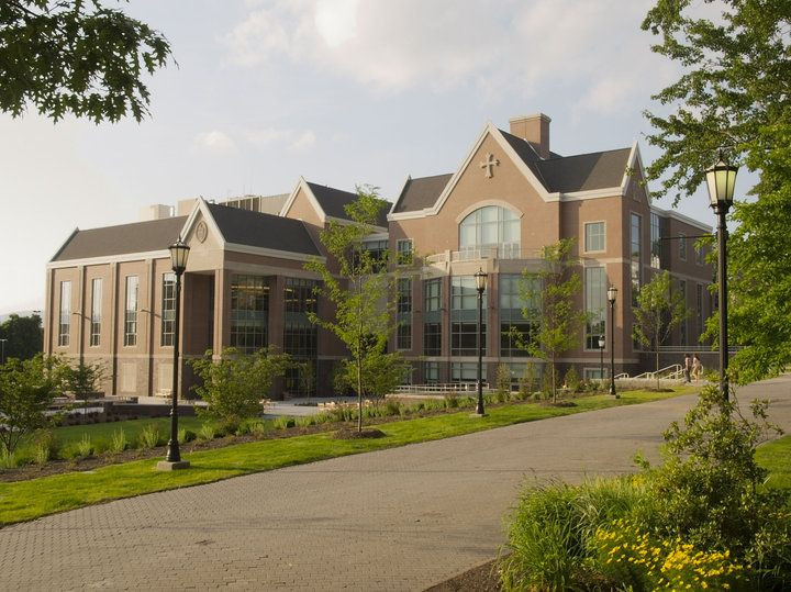 2. Được thành lập vào năm 1888, Đại học Scranton có khuôn viên đẹp, nhiều không gian xanh cùng những tòa nhà tuổi đời trên một thế kỷ. Vào năm 1976, ông Biden đã nhận bằng danh dự của ngôi trường này.