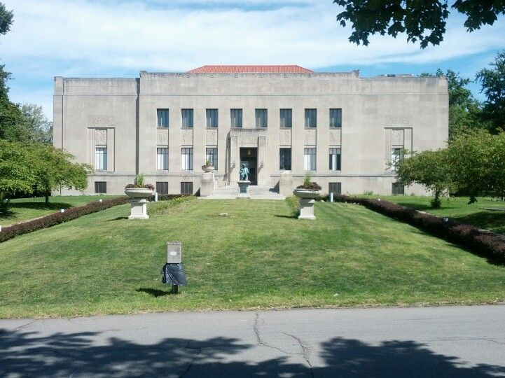 8. Bảo tàng Everhart nằm trong công viên Nay Aug, là một bảo tàng về lịch sử tự nhiên, khoa học và nghệ thuật đặc sắc. Đây là một tổ chức phi lợi nhuận với mục đích thu thập và bảo quản nhiều loại hiện vật quý.