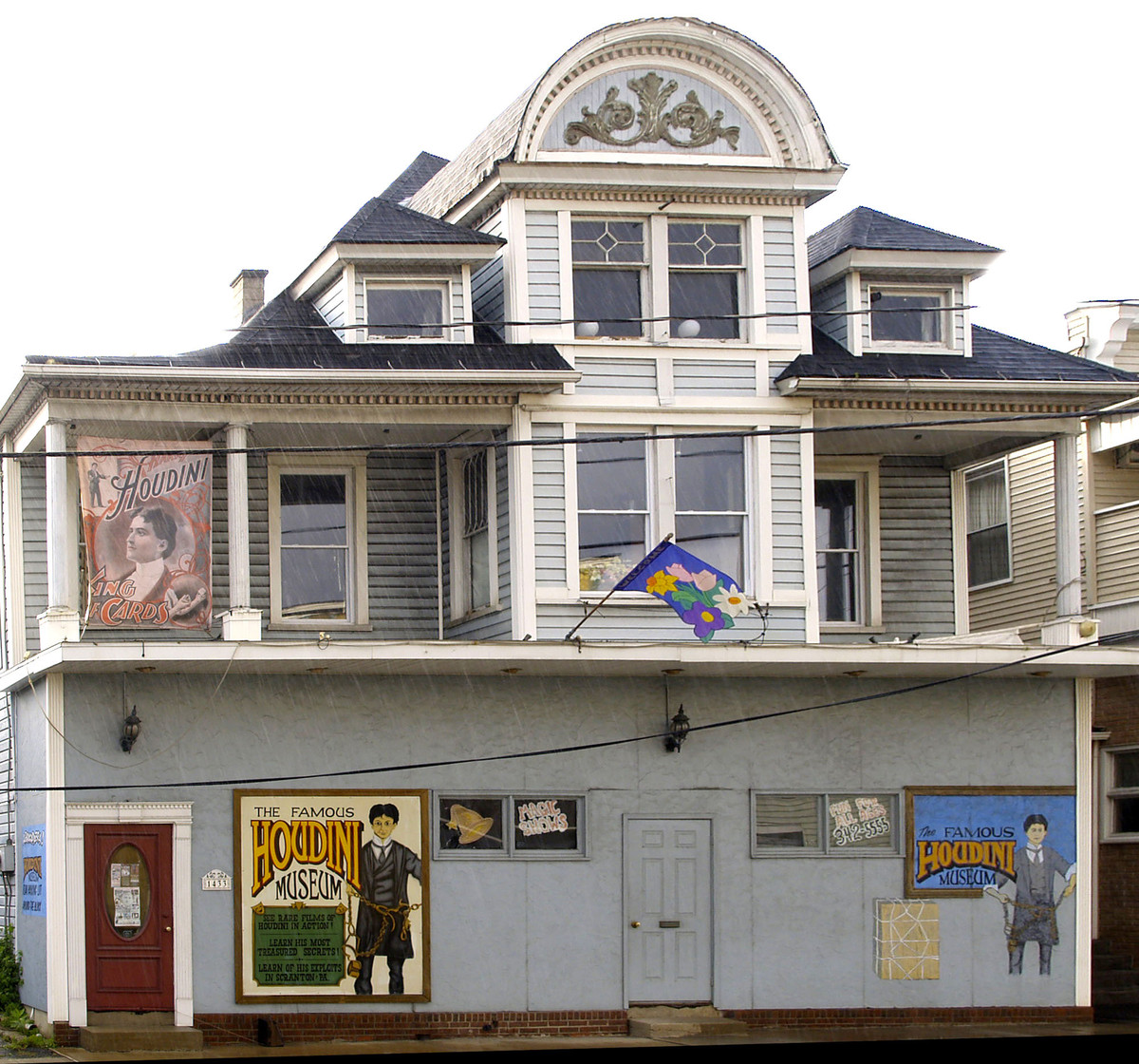 6. Bảo tàng Houdini là nơi tái hiện sự nghiệp của gánh xiếc huyền thoại Houdini. Ngoài các kỷ vật, du khách thăm bảo tàng còn được xem những thước phim tư liệu quý và thưởng thức những màn biểu diễn ảo thuật ấn tượng với nhiều loài vật sống.