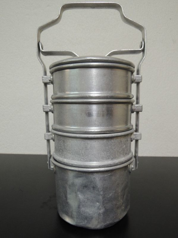 Người Pháp gọi đồ vật này là “gamelle” với nghĩa gốc là “có nhiều ngăn hỗn tạp lồng vào nhau”. Và người Việt phiên âm từ “gamelle” thành “cà mèn”, hay “cà mên”, “gà mên”...