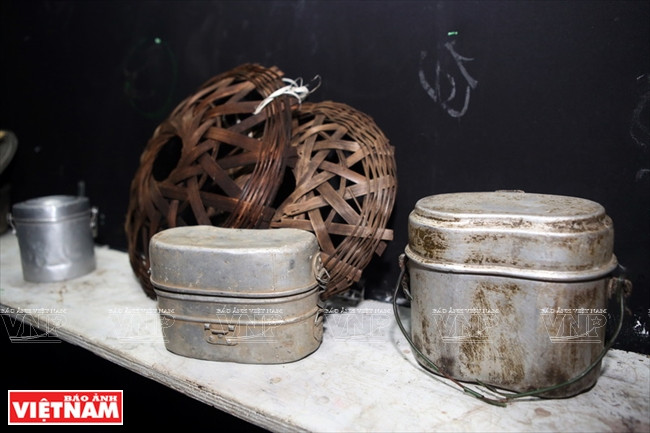 Cũng chính từ nghĩa gốc của tiếng Pháp (nhiều ngăn lồng lại, cặp lại) mà có thêm cách gọi “cặp lồng”. Sau này có các nơi nói lái thành “cạp lồng” hay “khạp lồng”. Ảnh: Báo ảnh Việt Nam.