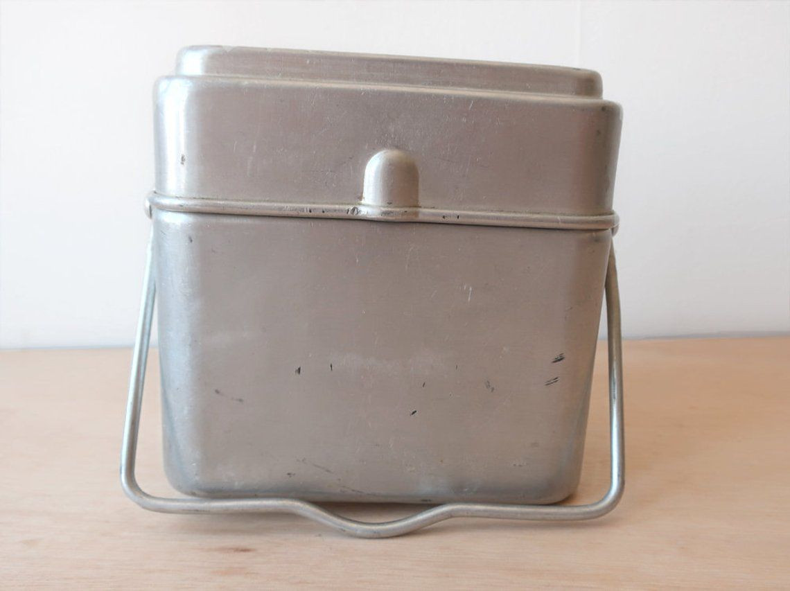 Trở về với thời điểm hơn một thế kỷ trước, những cái cà mèn / cặp lồng đầu tiên đã theo chân người Pháp vào dải đất hình chữ S sau những chuyến tàu biển đường dài.