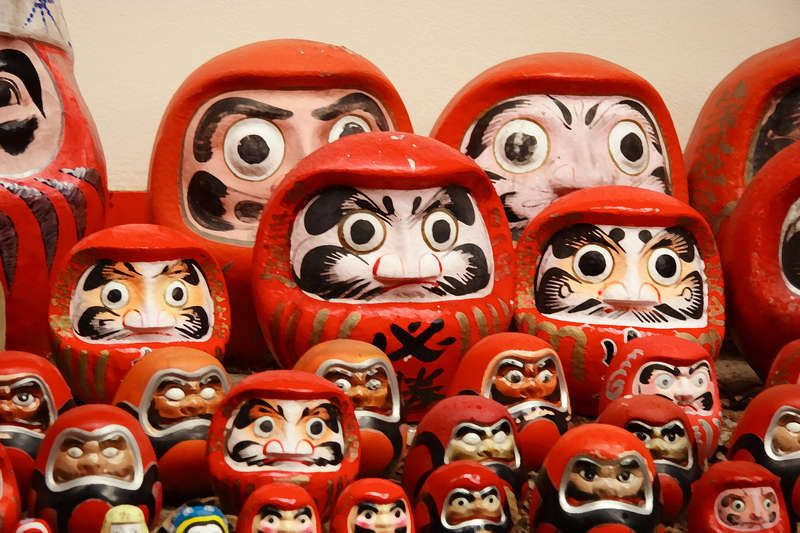 Theo truyền thống, sau khi sở hữu một con Daruma, người Nhật sẽ ước một điều ước và dùng bút lông vẽ một con mắt bằng màu đen. Nếu mong ước này trở thành hiện thực, họ sẽ vẽ nốt con mắt kia.