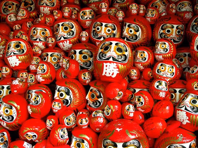 Nhắc đến các biểu tượng văn hóa nổi tiếng của Nhật Bản không thể không nhắc đến búp bê Daruma. Đây là một con búp bê thường được làm bằng gỗ sơn màu đỏ tượng trưng cho sự may mắn, được nhiều gia đình Nhật bày trong nhà với ước mong thịnh vượng.