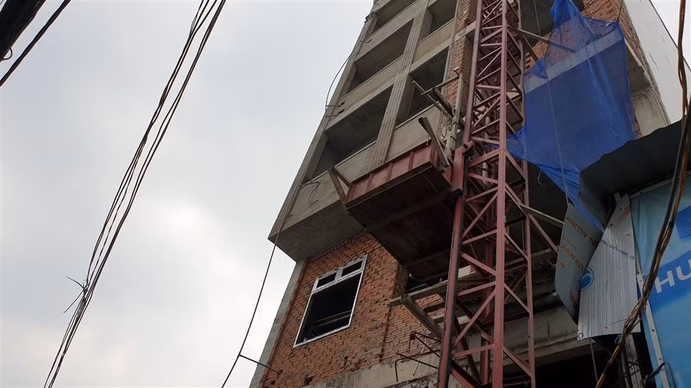 Sap gian giao cong trinh o TP.HCM, ba cong nhan roi xuong dat