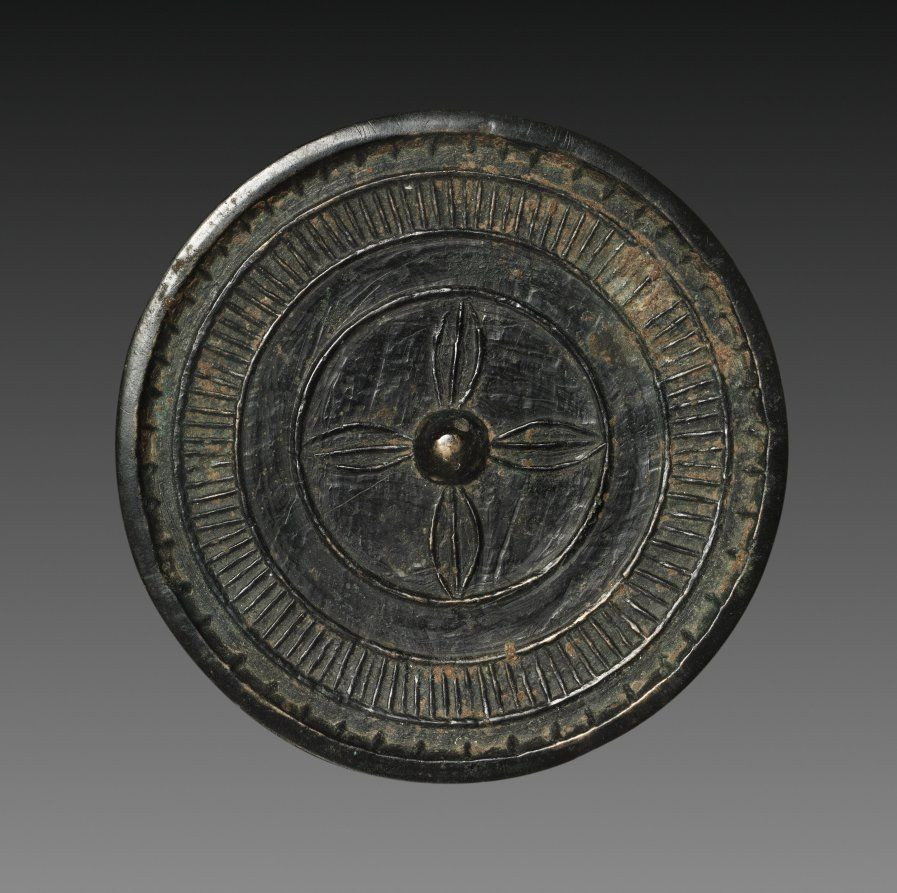 Những chiếc gương làm bằng đồng cũng được tìm thấy ở các di tích thuộc văn minh Lưỡng Hà. Cùng thời gian này, gương đồng có lẽ đã được sử dụng ở Trung Hoa. Kể từ đó, kỹ nghệ làm gương không có nhiều bước tiến trong hàng nghìn năm kế tiếp.