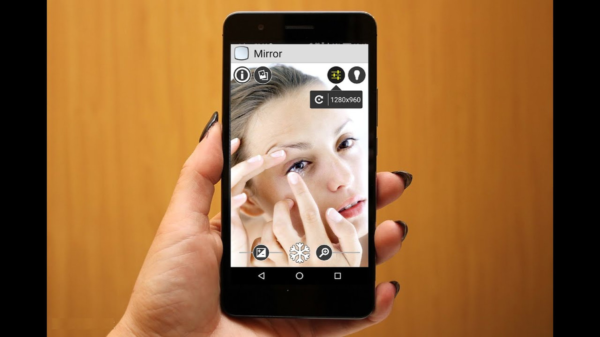 Với sự tiến bộ của công nghệ, những tấm gương hiện đại được chế tạo bằng cách nung nóng nhôm trong chân không và phủ lên bề mặt tấm kính có nhiệt độ thấp hơn. Thậm chí, những chiếc smartphone cũng có thể được sử dụng như một chiếc "gương điện tử" sắc nét...