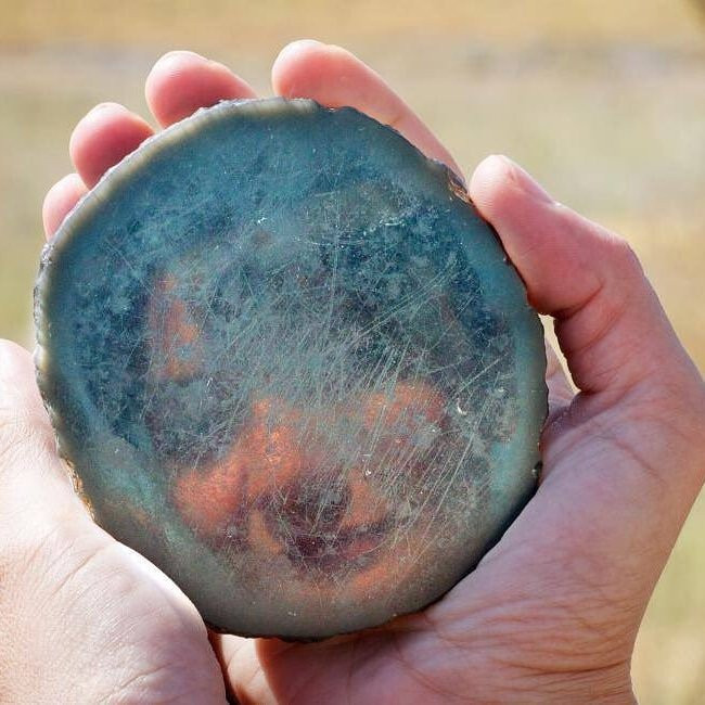 Những chiếc gương này được chế tạo bằng cách mài và đánh bóng đá obsidian, loại đá có bề mặt trơn láng. Mỗi chiếc gương có đường kính vào khoảng 9 cm, đạt độ phản chiếu hình ảnh khá tốt.