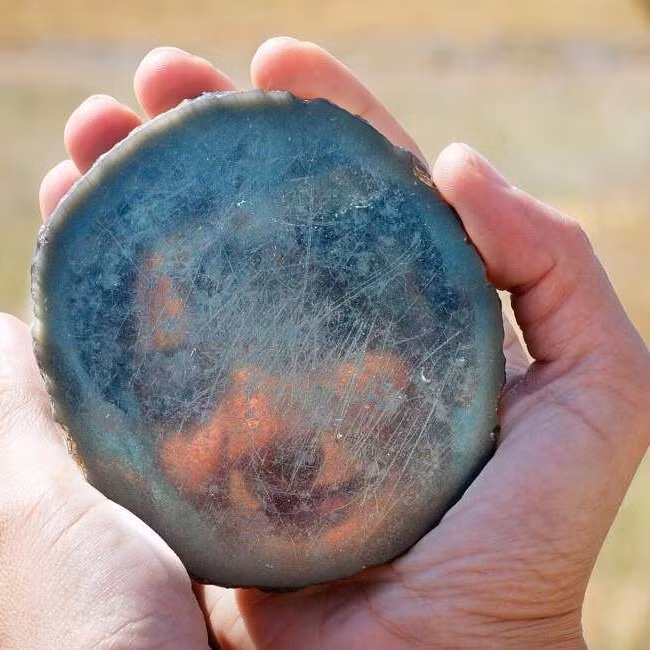 Những chiếc gương này được chế tạo bằng cách mài và đánh bóng đá obsidian, loại đá có bề mặt trơn láng. Mỗi chiếc gương có đường kính vào khoảng 9 cm, đạt độ phản chiếu hình ảnh khá tốt.