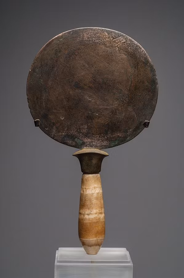 Ai Cập, cái nôi văn minh nhân loại là nơi tiếp theo xuất hiện gương soi. Ở buổi sơ khai của nền văn minh này, những phiến đá phẳng được đánh bóng để làm gương. Ngoài ra họ cũng dùng những chiếc bát gốm chứa nước để soi gương. Sau đó những chiếc gương đồng xuất hiện