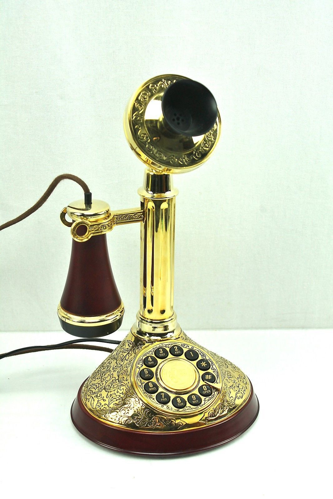 Từ “Ahoy” vốn là tín hiệu được sử dụng để gọi tàu hoặc thuyền, và cũng được sử dụng trong đời sống với ý nghĩa là "Chào". Graham Bell tin rằng “Ahoy” sẽ trở thành một câu chào khi nghe điện thoại phổ biến, và ông đã dùng nó trong suốt cuộc đời của mình.