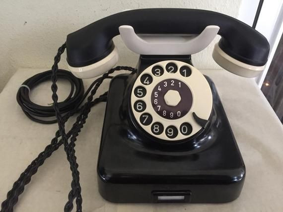 Khi trả lời điện thoại, người Pháp luôn mở màn bằng cách nói "Allo", nghĩa là "Chào", tương đương từ "Hello" trong tiếng Anh. Và khi sang nước Việt, "Allo" của người Pháp trở thành " A lô" của người Việt.