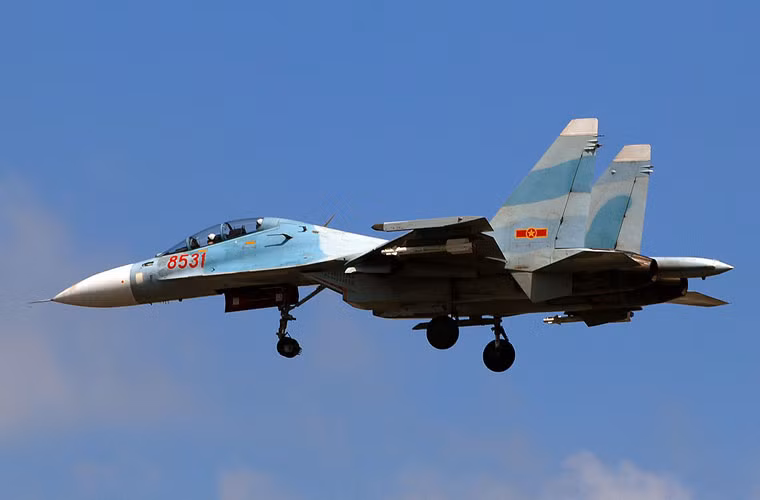 Sau Su-27SK/PU, Không quân Nhân dân Việt Nam còn có thêm các tiêm kích đa năng Su-30MK/MK2 để tăng cường lực lượng bảo vệ Trường Sa. Những chiếc Su-30 từ căn cứ phía Nam nhiều lần bay ra Trường Sa. 