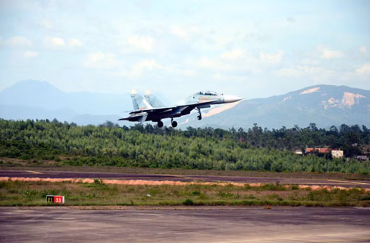 Các đơn vị tiêm kích Su-27SK/PU đóng ở căn cứ phía Nam đã thực hiện nhiều chuyến bay tuần tra bảo vệ Trường Sa. Tới tháng 6/2012, lần đầu tiên Trung đoàn 940 đưa Su-27 từ căn cứ miền Trung ra tuần tra, trinh sát, bảo vệ Trường Sa. 