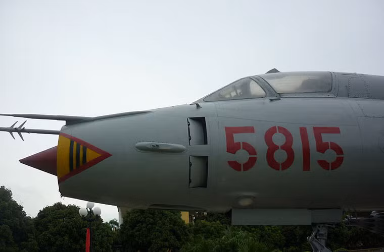 Đầu năm 1988, cường kích cơ Su-22M số hiệu 5815 do phi công Vũ Xuân Cương điều khiển đã thực hiện thành công chuyến bay từ Phan Rang ra Trường Sa. Đây là lần đầu tiên máy bay chiến đấu của Không quân Nhân dân Việt Nam bay ra tuần tiễu bảo vệ Trường Sa. 
