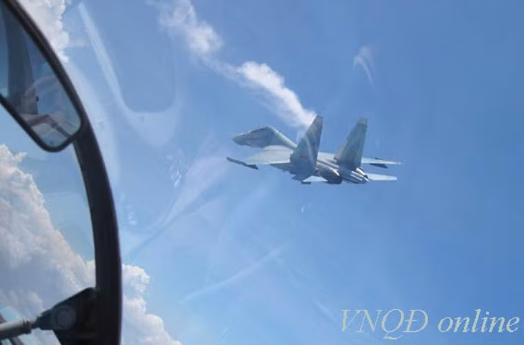 Trong ảnh là biên đội tiêm kích đa năng Su-30MK2 trong chuyến bay tuần tra Trường Sa. 