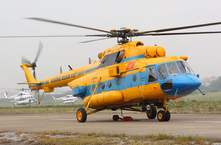 Ngoài PZL M28, Không quân Nhân dân Việt Nam đã điều động nhiều chuyến trực thăng Mi-8/17 đưa các đoàn công tác ra đảo Trường Sa lớn. 