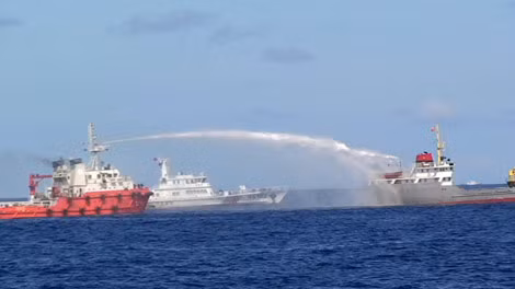 Tàu Trung Quốc hung hăng bắn vòi rồng vào tàu Việt Nam.