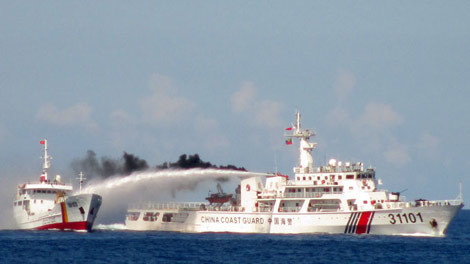 Tàu Hải cảnh Trung Quốc bắn vòi ròng vào tàu Kiểm ngư Việt Nam.