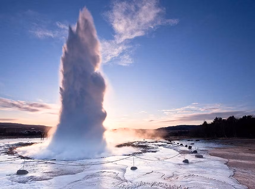 Ảnh chụp suối nước nóng Strokkur ở Iceland cứ mỗi 4-8 phút sẽ phun cột nước cao tới 40m.