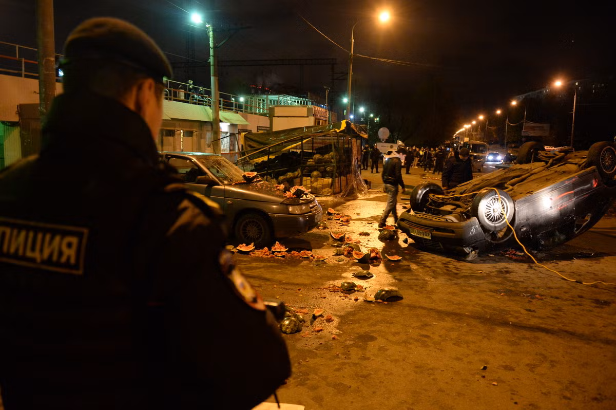 Tình trạng căng thẳng và phân biệt giữa người Nga theo chủ nghĩa dân tộc và người bản xứ Bắc Caucasus đã nung nấu trong suốt 2 thập kỷ qua.